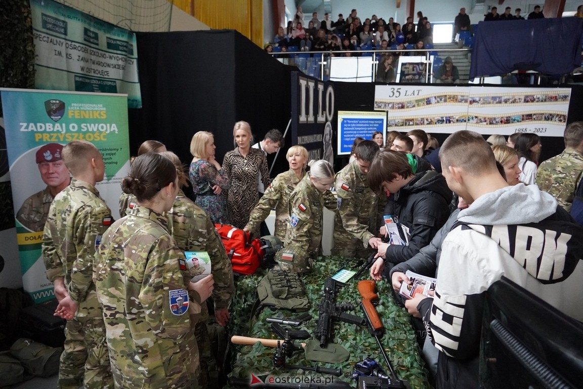 Forum Edukacyjne 2024 i XIII Młodzieżowe Targi Edukacji i Pracy [20.03.2024] - zdjęcie #100 - eOstroleka.pl