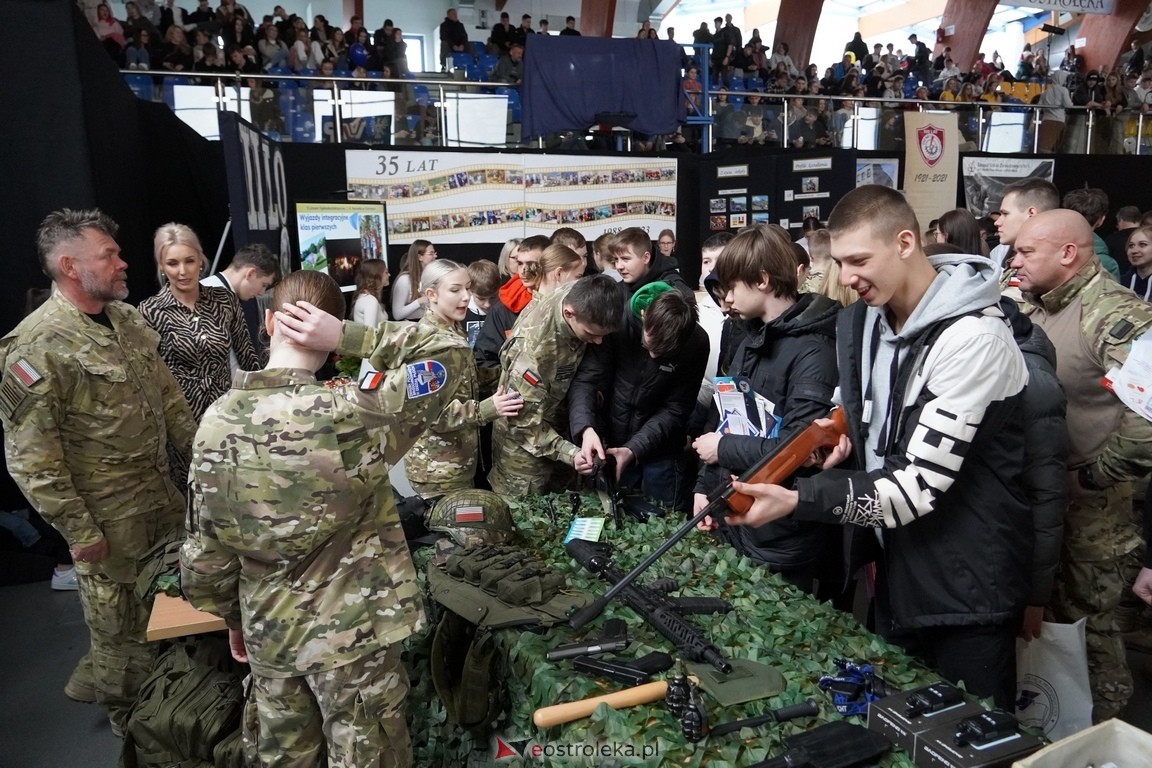 Forum Edukacyjne 2024 i XIII Młodzieżowe Targi Edukacji i Pracy [20.03.2024] - zdjęcie #99 - eOstroleka.pl