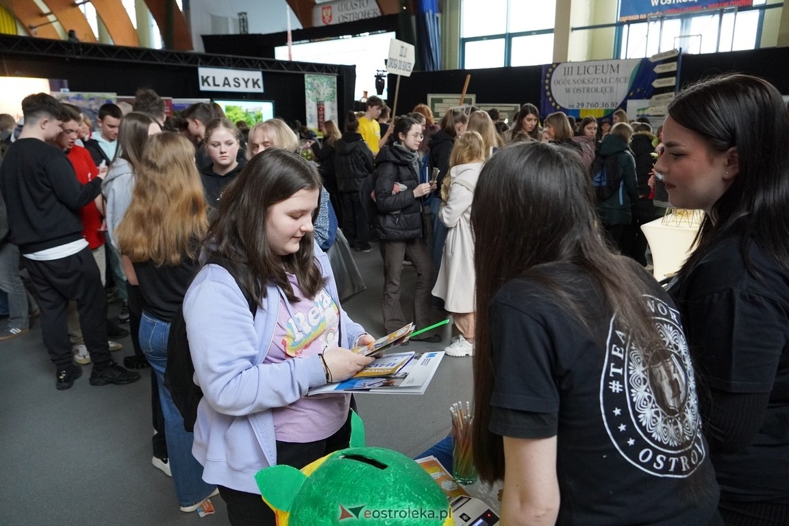 Forum Edukacyjne 2024 i XIII Młodzieżowe Targi Edukacji i Pracy [20.03.2024] - zdjęcie #98 - eOstroleka.pl