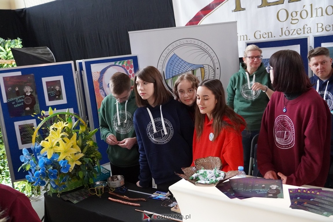 Forum Edukacyjne 2024 i XIII Młodzieżowe Targi Edukacji i Pracy [20.03.2024] - zdjęcie #91 - eOstroleka.pl