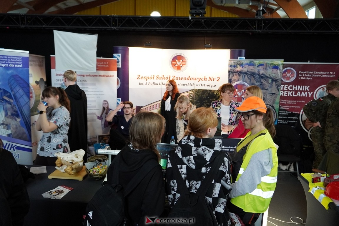 Forum Edukacyjne 2024 i XIII Młodzieżowe Targi Edukacji i Pracy [20.03.2024] - zdjęcie #90 - eOstroleka.pl