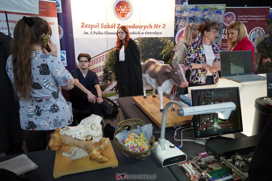 Forum Edukacyjne 2024 i XIII Młodzieżowe Targi Edukacji i Pracy [20.03.2024] - zdjęcie #89 - eOstroleka.pl