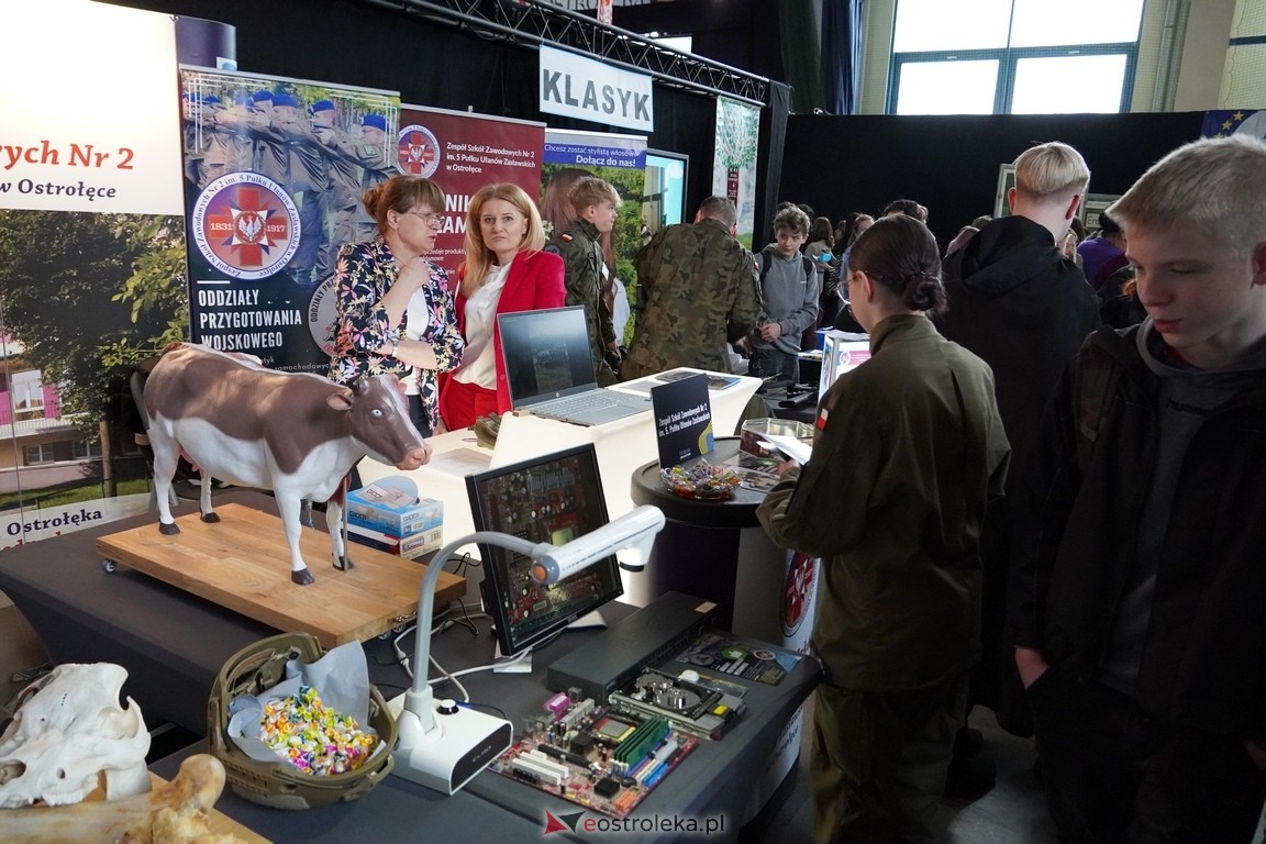 Forum Edukacyjne 2024 i XIII Młodzieżowe Targi Edukacji i Pracy [20.03.2024] - zdjęcie #88 - eOstroleka.pl