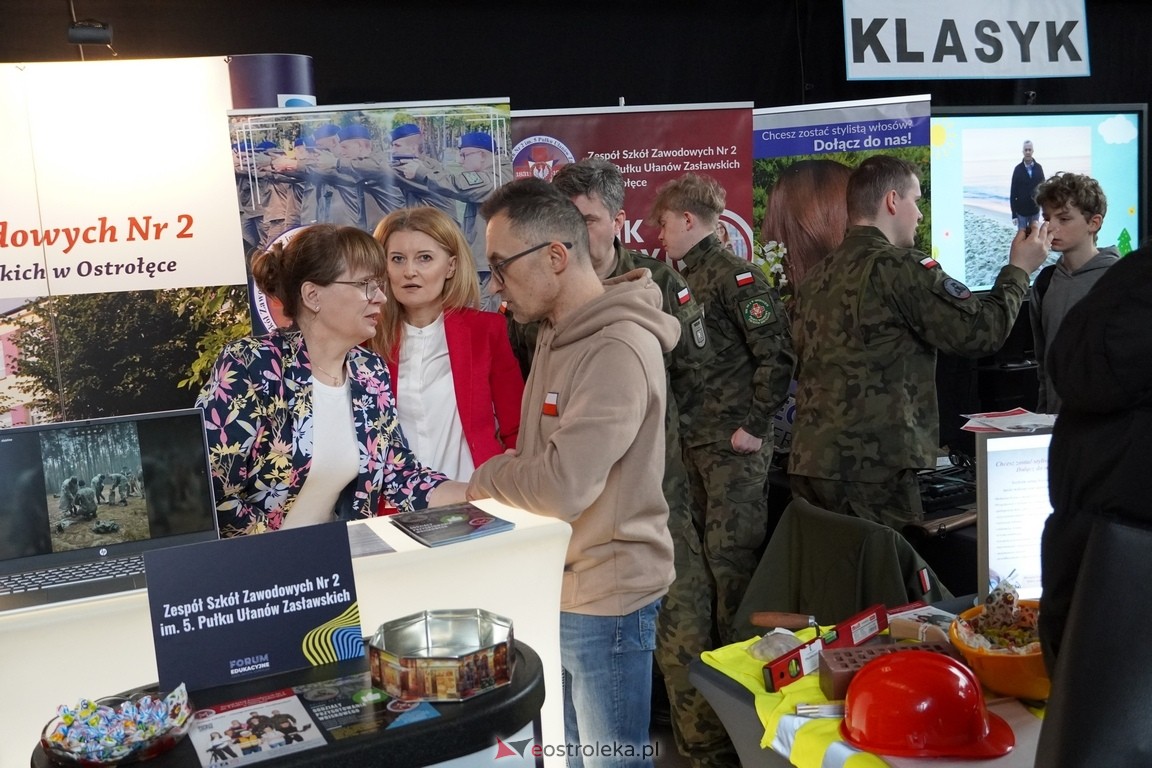 Forum Edukacyjne 2024 i XIII Młodzieżowe Targi Edukacji i Pracy [20.03.2024] - zdjęcie #78 - eOstroleka.pl