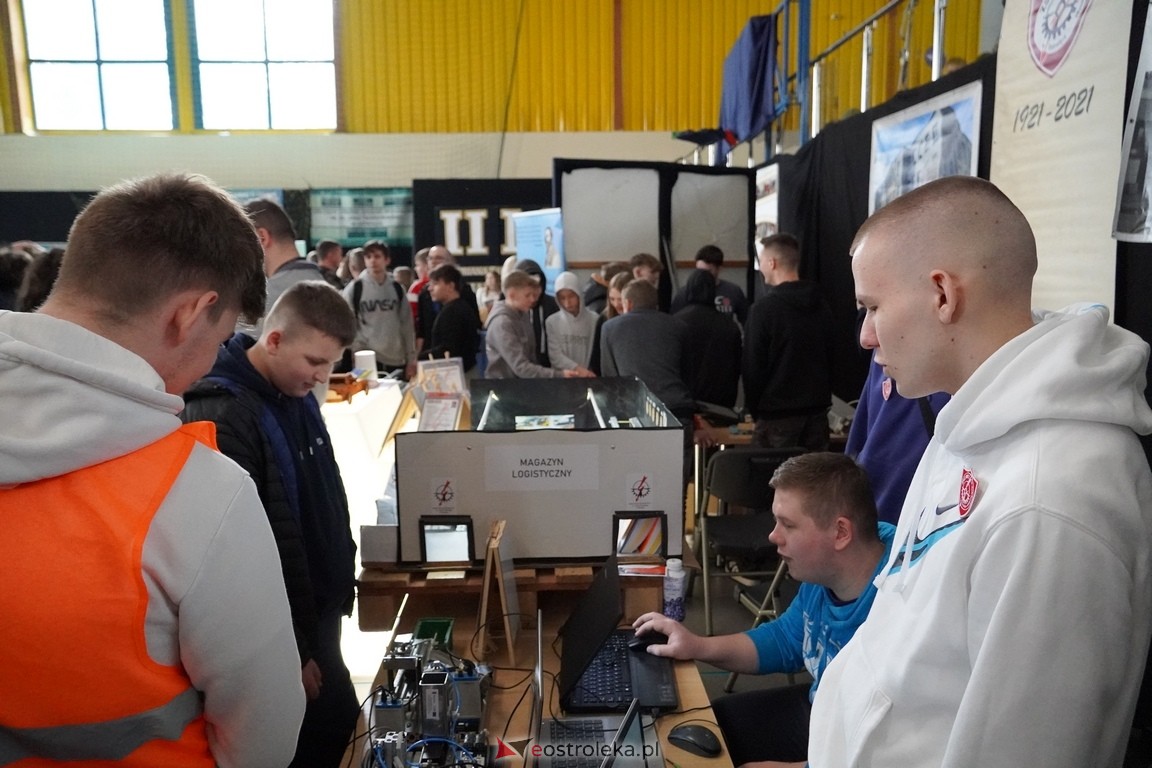 Forum Edukacyjne 2024 i XIII Młodzieżowe Targi Edukacji i Pracy [20.03.2024] - zdjęcie #75 - eOstroleka.pl
