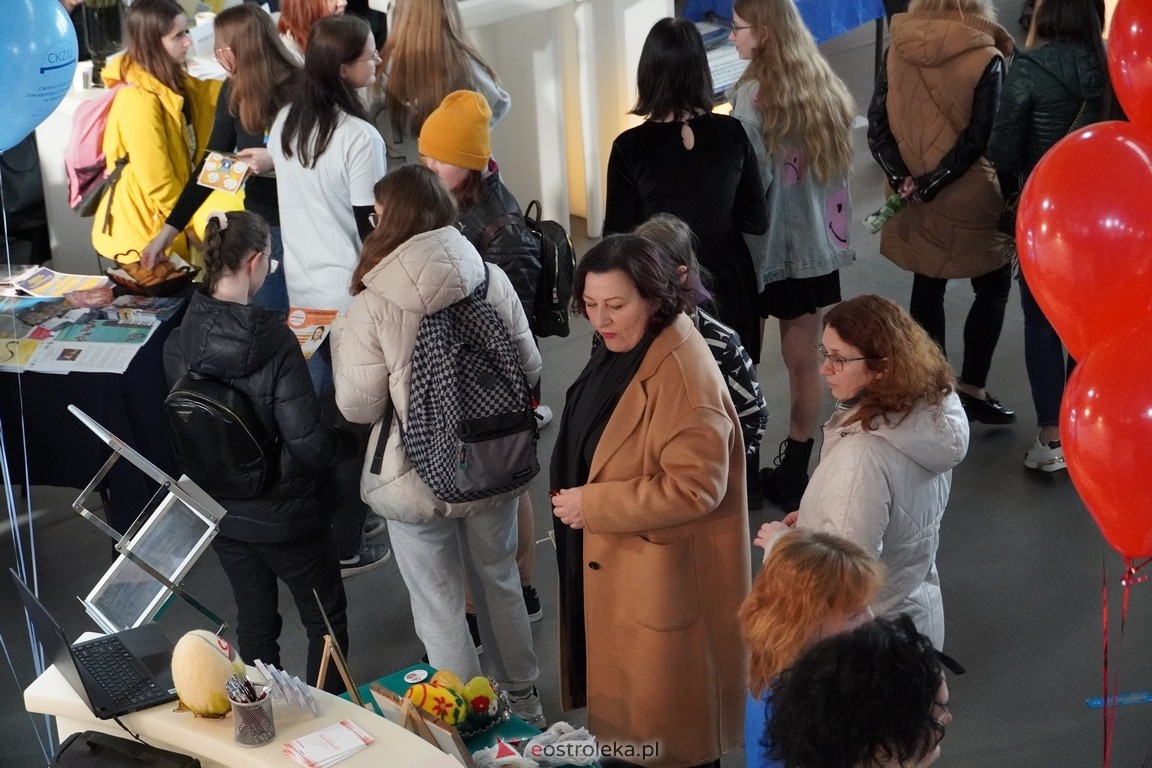 Forum Edukacyjne 2024 i XIII Młodzieżowe Targi Edukacji i Pracy [20.03.2024] - zdjęcie #66 - eOstroleka.pl