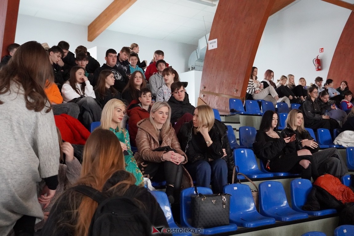 Forum Edukacyjne 2024 i XIII Młodzieżowe Targi Edukacji i Pracy [20.03.2024] - zdjęcie #64 - eOstroleka.pl