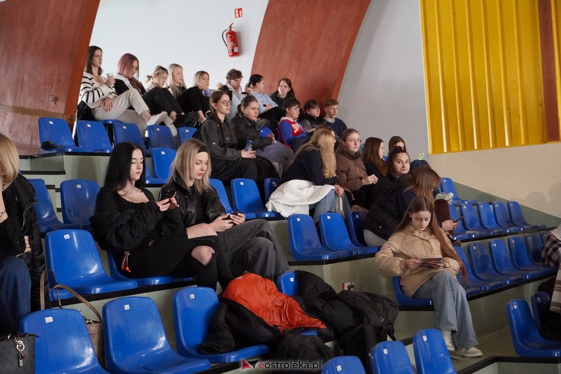 Forum Edukacyjne 2024 i XIII Młodzieżowe Targi Edukacji i Pracy [20.03.2024] - zdjęcie #63 - eOstroleka.pl