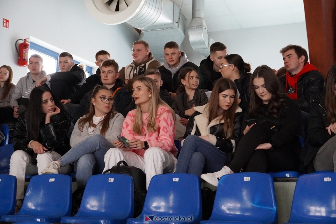 Forum Edukacyjne 2024 i XIII Młodzieżowe Targi Edukacji i Pracy [20.03.2024] - zdjęcie #55 - eOstroleka.pl