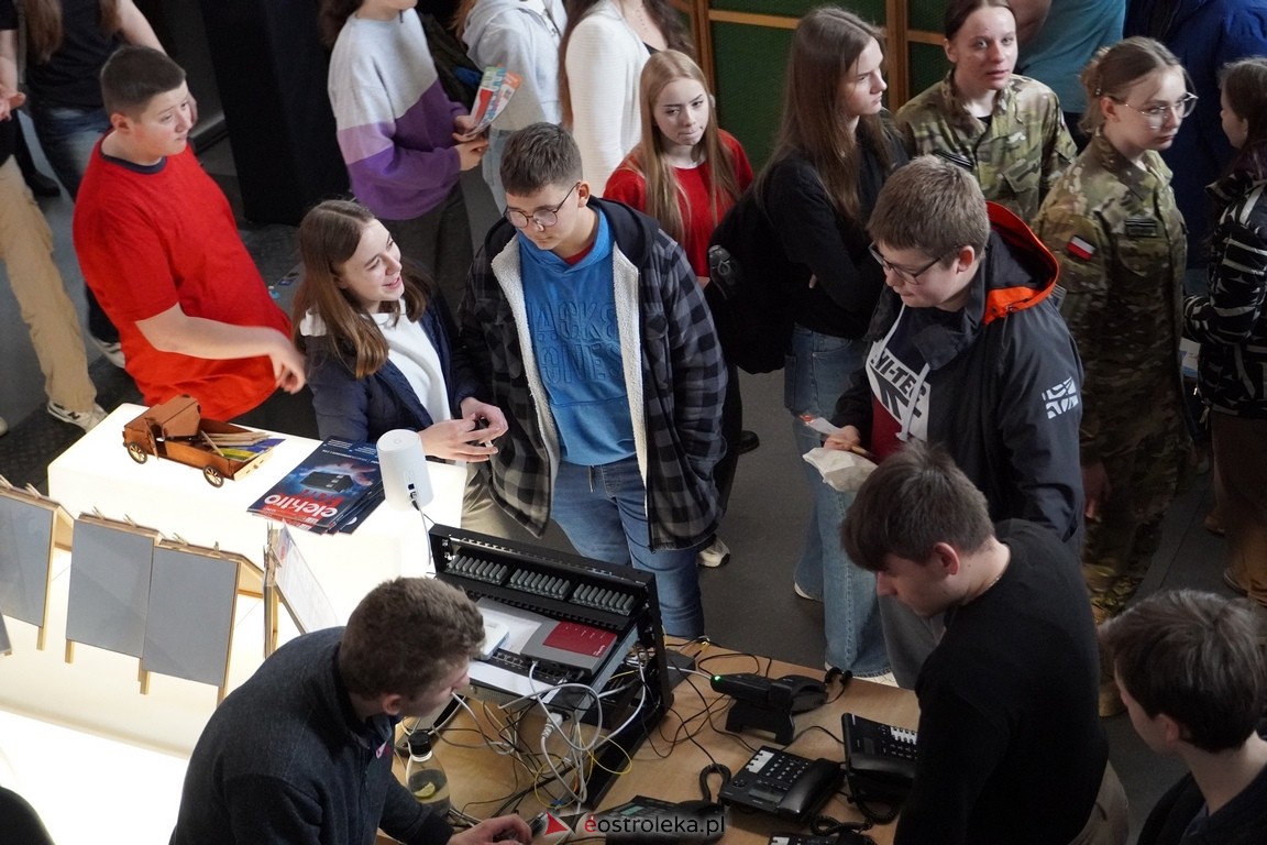Forum Edukacyjne 2024 i XIII Młodzieżowe Targi Edukacji i Pracy [20.03.2024] - zdjęcie #51 - eOstroleka.pl