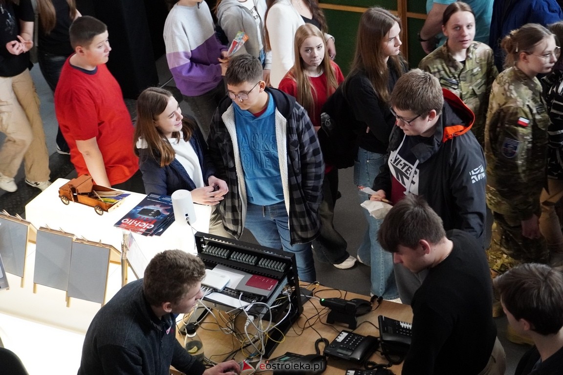 Forum Edukacyjne 2024 i XIII Młodzieżowe Targi Edukacji i Pracy [20.03.2024] - zdjęcie #50 - eOstroleka.pl