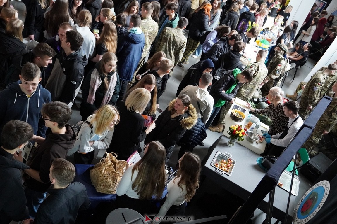 Forum Edukacyjne 2024 i XIII Młodzieżowe Targi Edukacji i Pracy [20.03.2024] - zdjęcie #38 - eOstroleka.pl