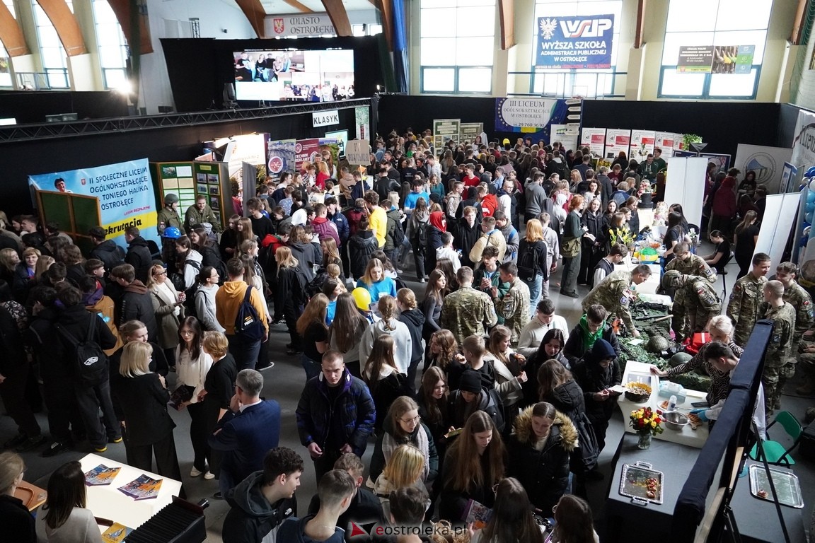Forum Edukacyjne 2024 i XIII Młodzieżowe Targi Edukacji i Pracy [20.03.2024] - zdjęcie #35 - eOstroleka.pl