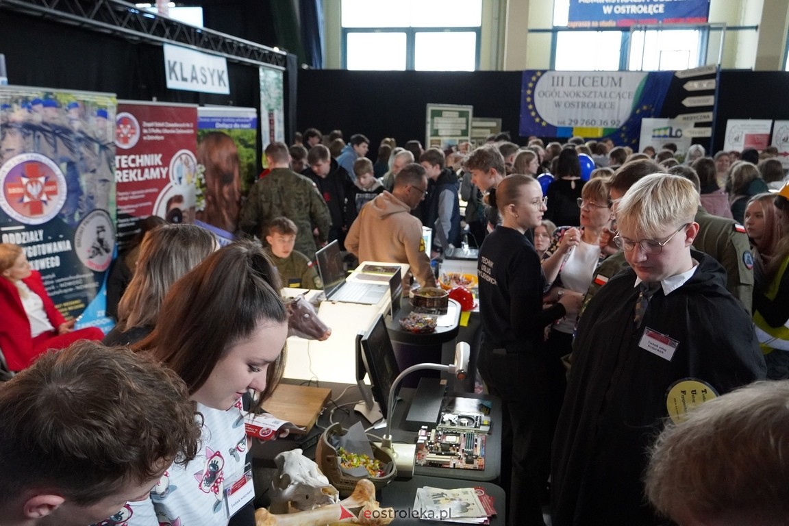 Forum Edukacyjne 2024 i XIII Młodzieżowe Targi Edukacji i Pracy [20.03.2024] - zdjęcie #29 - eOstroleka.pl