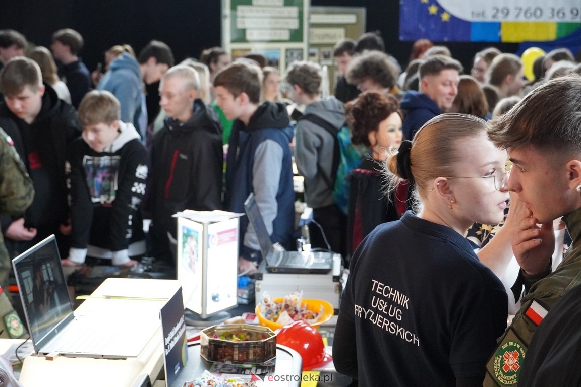 Forum Edukacyjne 2024 i XIII Młodzieżowe Targi Edukacji i Pracy [20.03.2024] - zdjęcie #28 - eOstroleka.pl