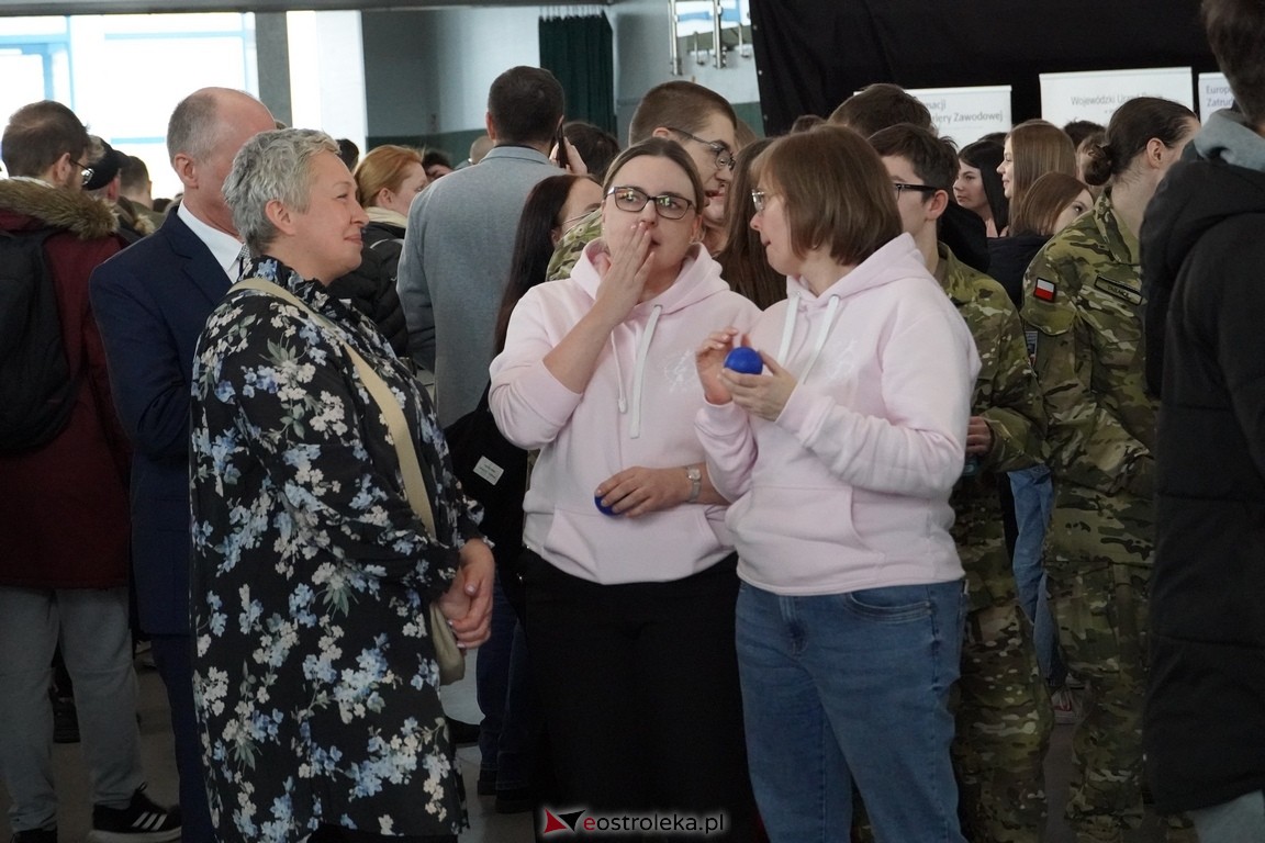 Forum Edukacyjne 2024 i XIII Młodzieżowe Targi Edukacji i Pracy [20.03.2024] - zdjęcie #20 - eOstroleka.pl