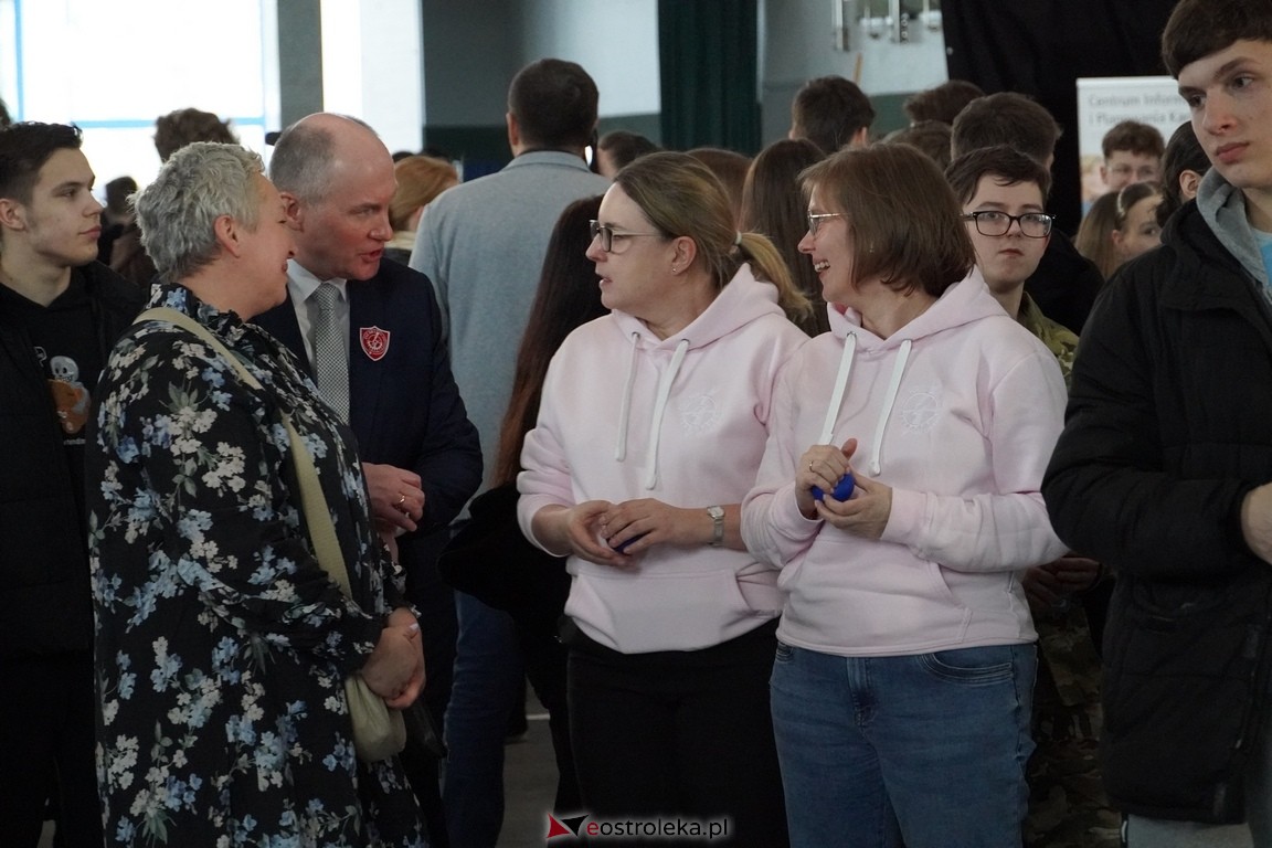 Forum Edukacyjne 2024 i XIII Młodzieżowe Targi Edukacji i Pracy [20.03.2024] - zdjęcie #15 - eOstroleka.pl
