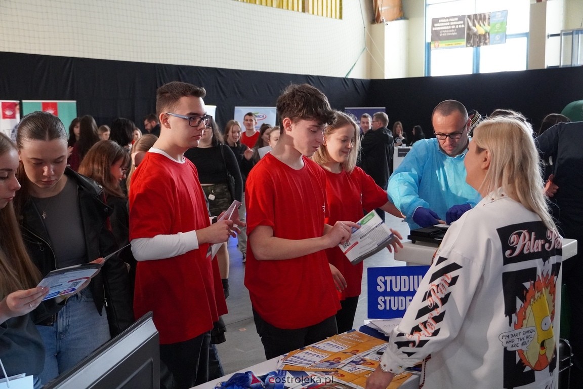 Forum Edukacyjne 2024 i XIII Młodzieżowe Targi Edukacji i Pracy [20.03.2024] - zdjęcie #13 - eOstroleka.pl