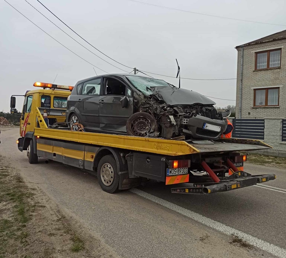 Wypadek w Nasiadkach: Kierowca Toyoty poszkodowany po uderzeniu w ogrodzenie [20.03.2024] - zdjęcie #2 - eOstroleka.pl