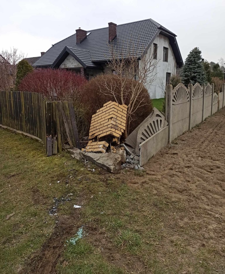 Wypadek w Nasiadkach: Kierowca Toyoty poszkodowany po uderzeniu w ogrodzenie [20.03.2024] - zdjęcie #3 - eOstroleka.pl