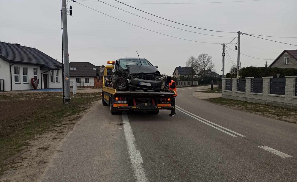 Wypadek w Nasiadkach: Kierowca Toyoty poszkodowany po uderzeniu w ogrodzenie [20.03.2024] - zdjęcie #4 - eOstroleka.pl
