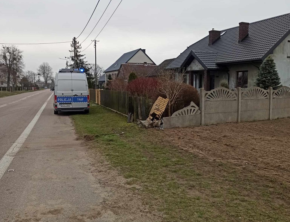 Wypadek w Nasiadkach: Kierowca Toyoty poszkodowany po uderzeniu w ogrodzenie [20.03.2024] - zdjęcie #1 - eOstroleka.pl