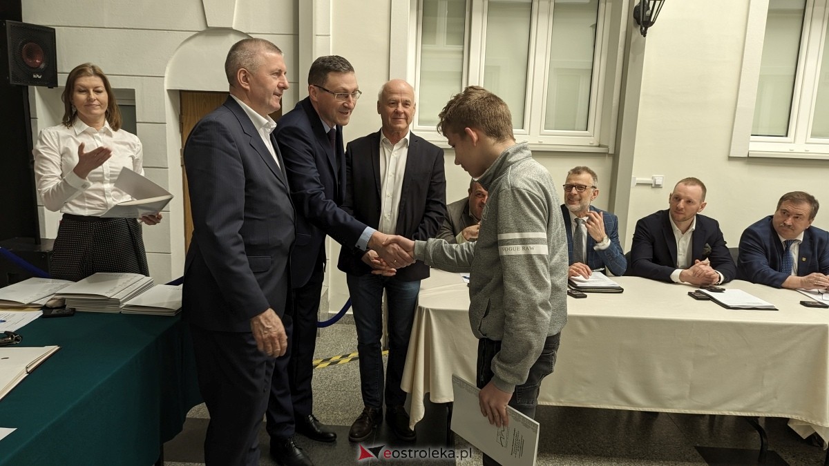 Wręczenie dorocznych nagród starosty ostrołęckiego dla zasłużonych sportowców [21.03.2024] - zdjęcie #23 - eOstroleka.pl