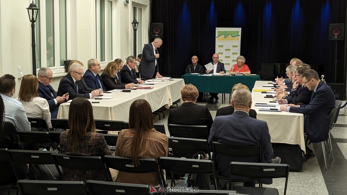 LXXV sesja Rady Powiatu w Ostrołęce [21.03.2024] - zdjęcie #1 - eOstroleka.pl