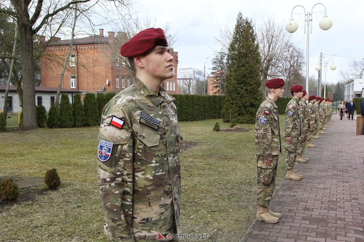Uroczystość nadania imienia i przekazania sztandaru Szkole Podstawowej nr 4 [22.03.2024] - zdjęcie #155 - eOstroleka.pl