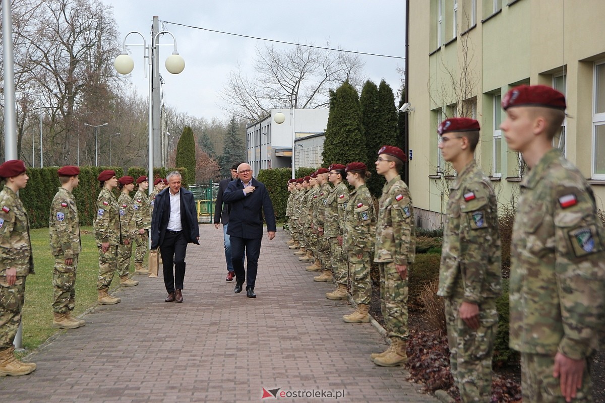 Uroczystość nadania imienia i przekazania sztandaru Szkole Podstawowej nr 4 [22.03.2024] - zdjęcie #154 - eOstroleka.pl