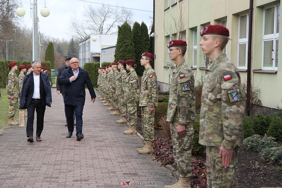 Uroczystość nadania imienia i przekazania sztandaru Szkole Podstawowej nr 4 [22.03.2024] - zdjęcie #153 - eOstroleka.pl