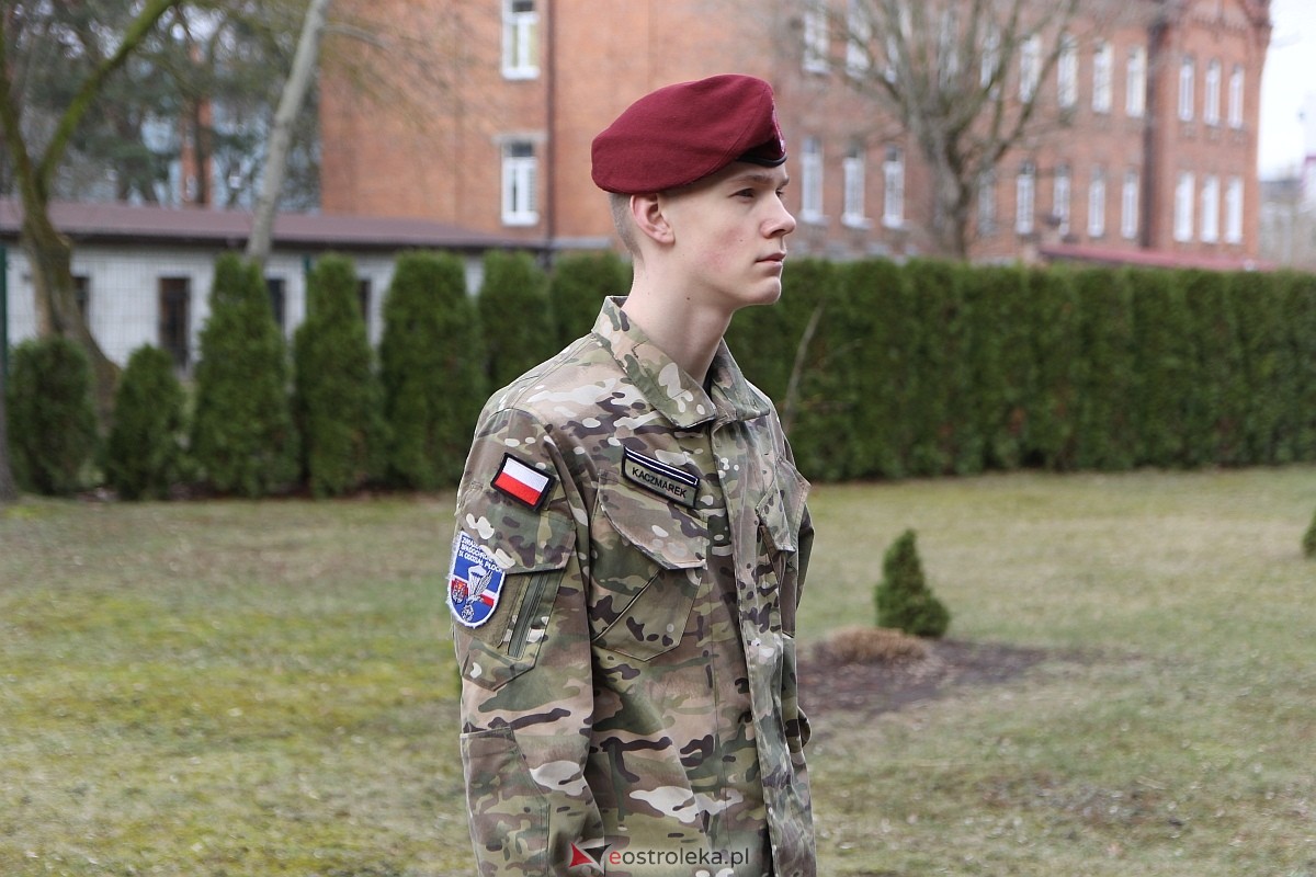 Uroczystość nadania imienia i przekazania sztandaru Szkole Podstawowej nr 4 [22.03.2024] - zdjęcie #152 - eOstroleka.pl