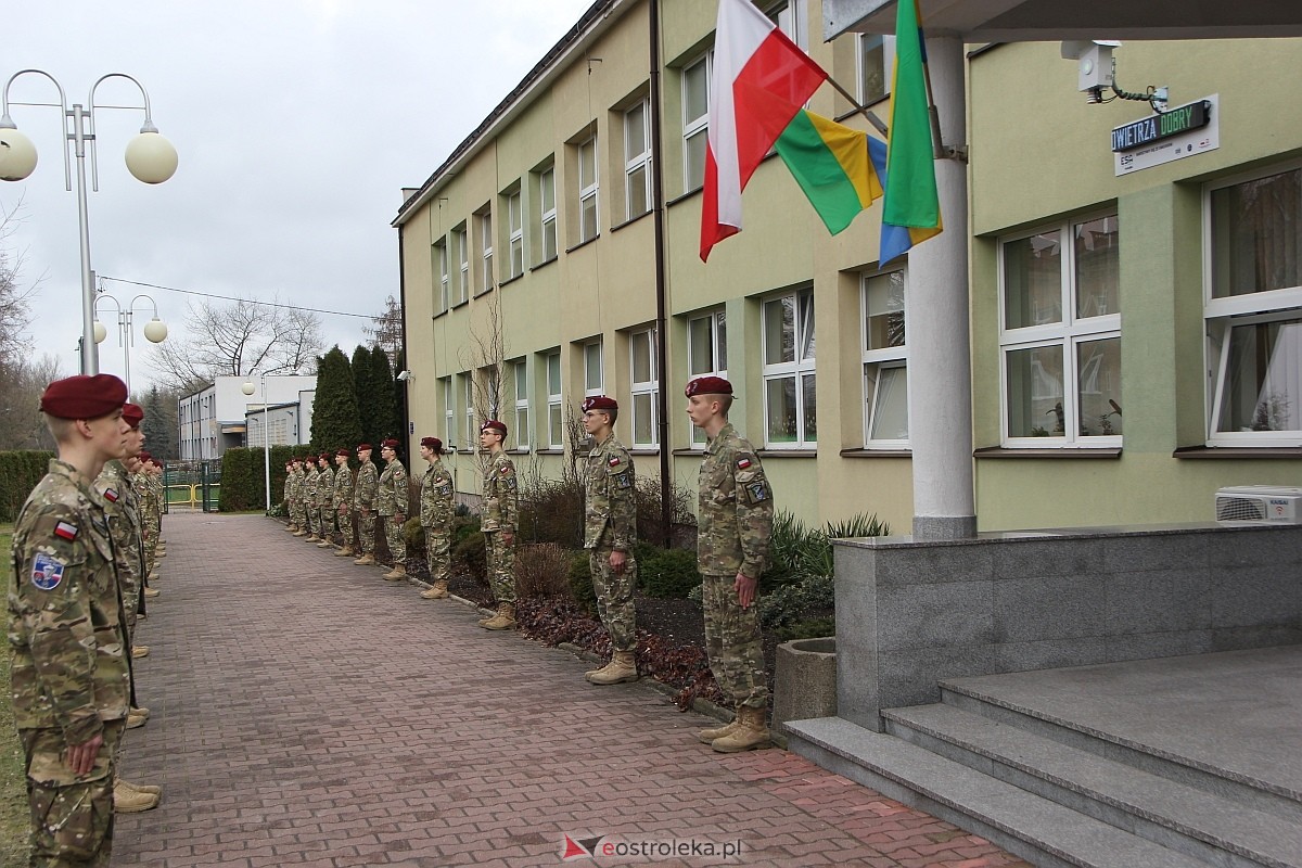 Uroczystość nadania imienia i przekazania sztandaru Szkole Podstawowej nr 4 [22.03.2024] - zdjęcie #149 - eOstroleka.pl