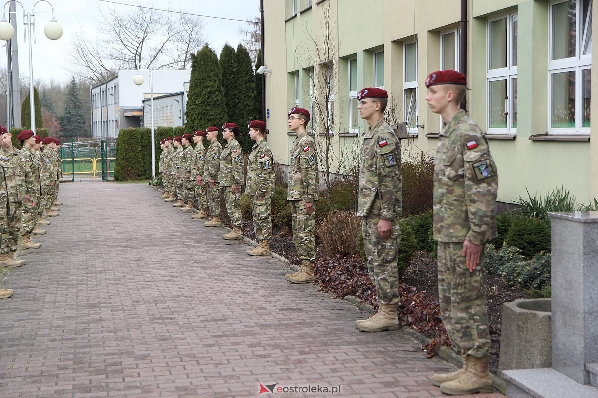 Uroczystość nadania imienia i przekazania sztandaru Szkole Podstawowej nr 4 [22.03.2024] - zdjęcie #148 - eOstroleka.pl