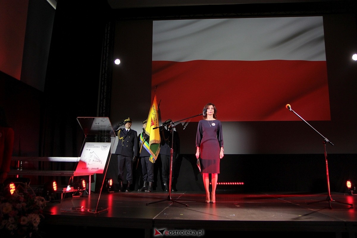 Uroczystość nadania imienia i przekazania sztandaru Szkole Podstawowej nr 4 [22.03.2024] - zdjęcie #146 - eOstroleka.pl