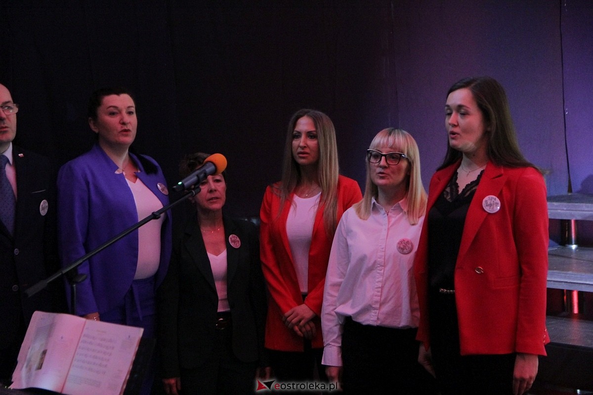 Uroczystość nadania imienia i przekazania sztandaru Szkole Podstawowej nr 4 [22.03.2024] - zdjęcie #145 - eOstroleka.pl