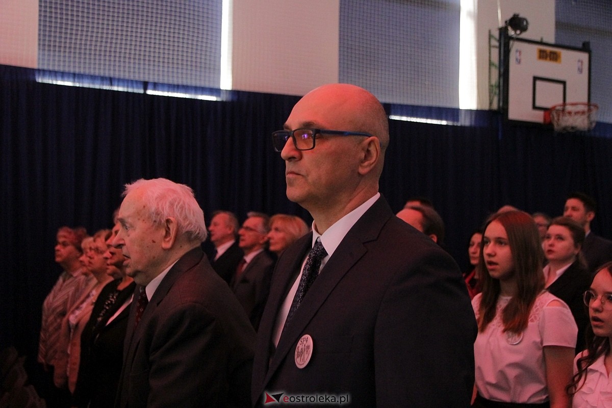 Uroczystość nadania imienia i przekazania sztandaru Szkole Podstawowej nr 4 [22.03.2024] - zdjęcie #143 - eOstroleka.pl