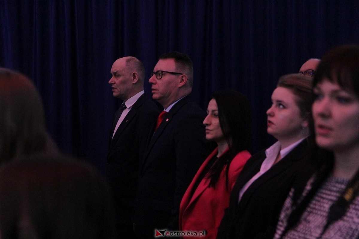 Uroczystość nadania imienia i przekazania sztandaru Szkole Podstawowej nr 4 [22.03.2024] - zdjęcie #142 - eOstroleka.pl