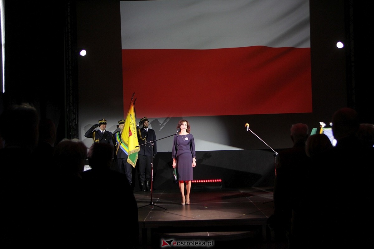 Uroczystość nadania imienia i przekazania sztandaru Szkole Podstawowej nr 4 [22.03.2024] - zdjęcie #140 - eOstroleka.pl