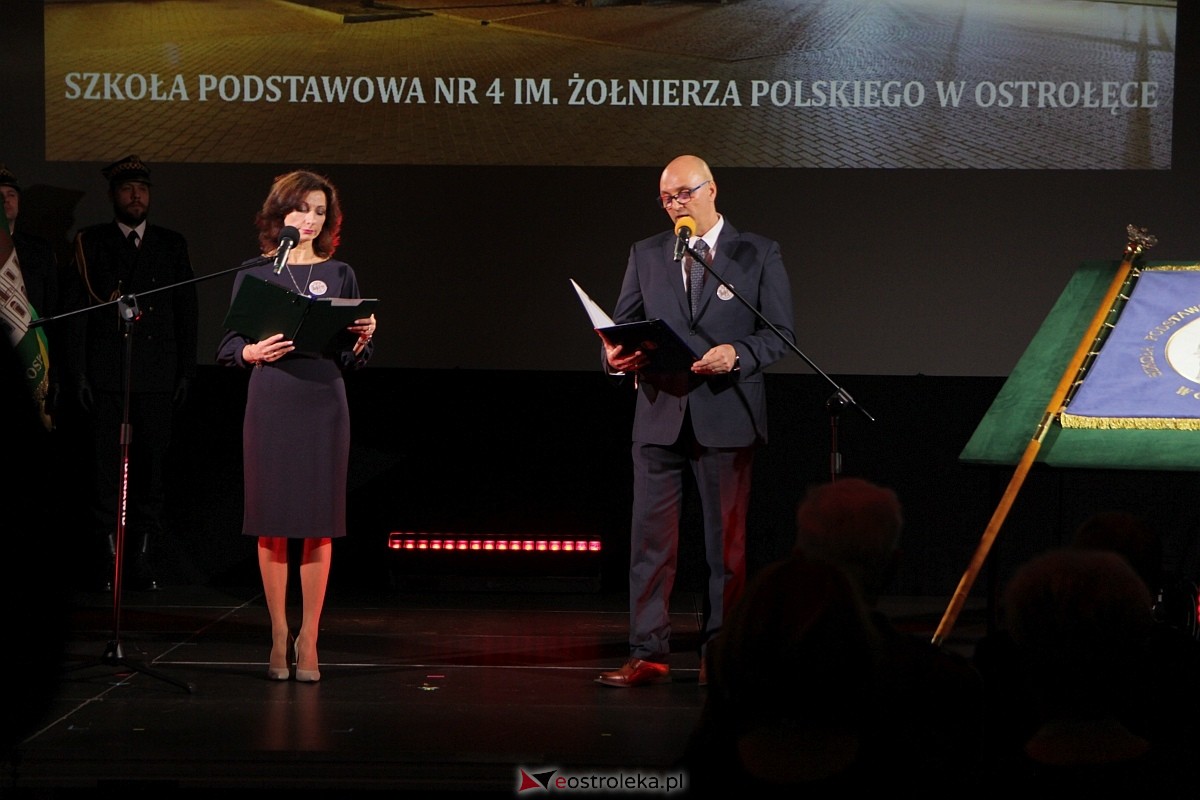 Uroczystość nadania imienia i przekazania sztandaru Szkole Podstawowej nr 4 [22.03.2024] - zdjęcie #139 - eOstroleka.pl