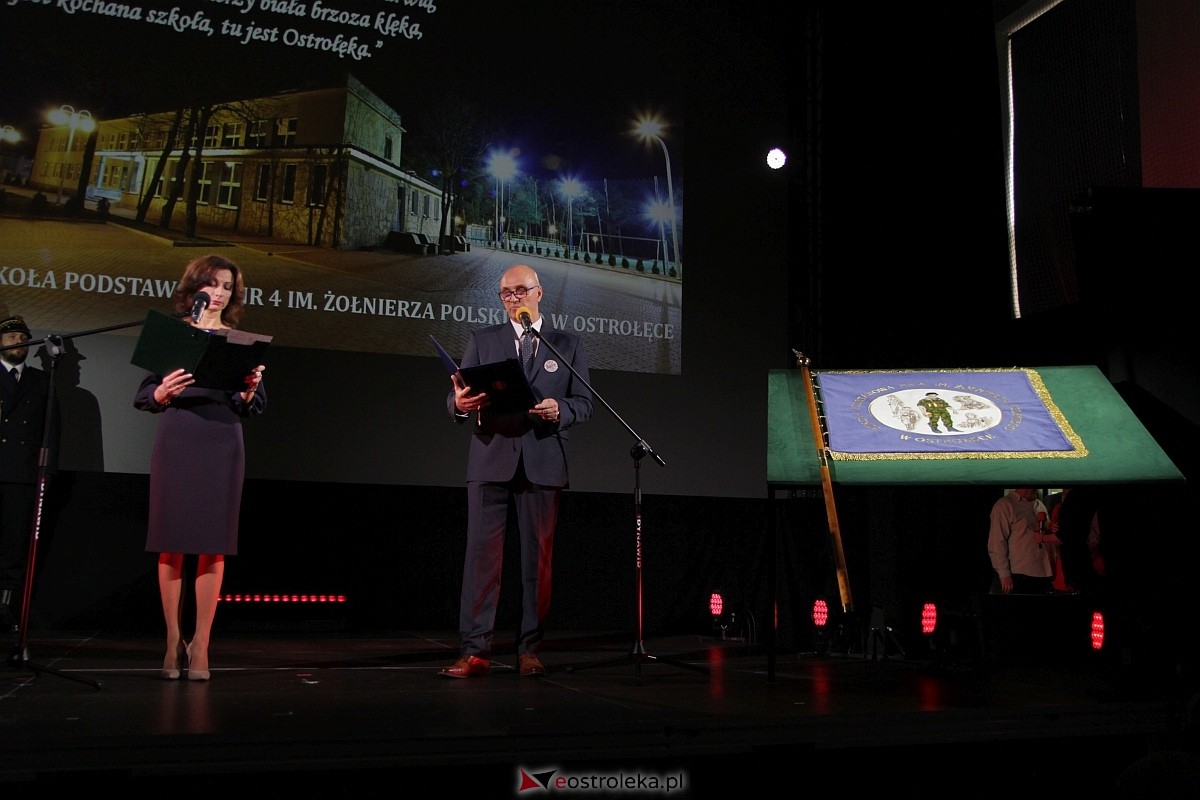 Uroczystość nadania imienia i przekazania sztandaru Szkole Podstawowej nr 4 [22.03.2024] - zdjęcie #138 - eOstroleka.pl