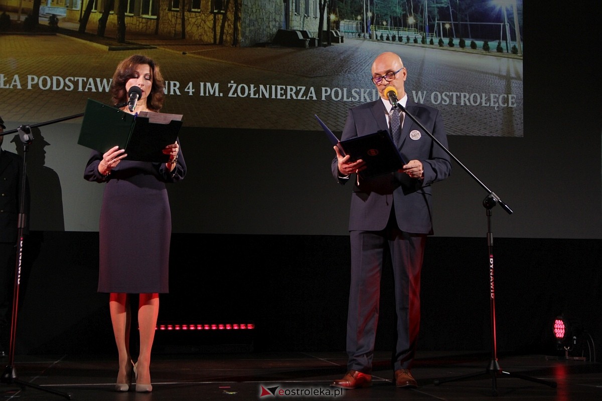 Uroczystość nadania imienia i przekazania sztandaru Szkole Podstawowej nr 4 [22.03.2024] - zdjęcie #137 - eOstroleka.pl