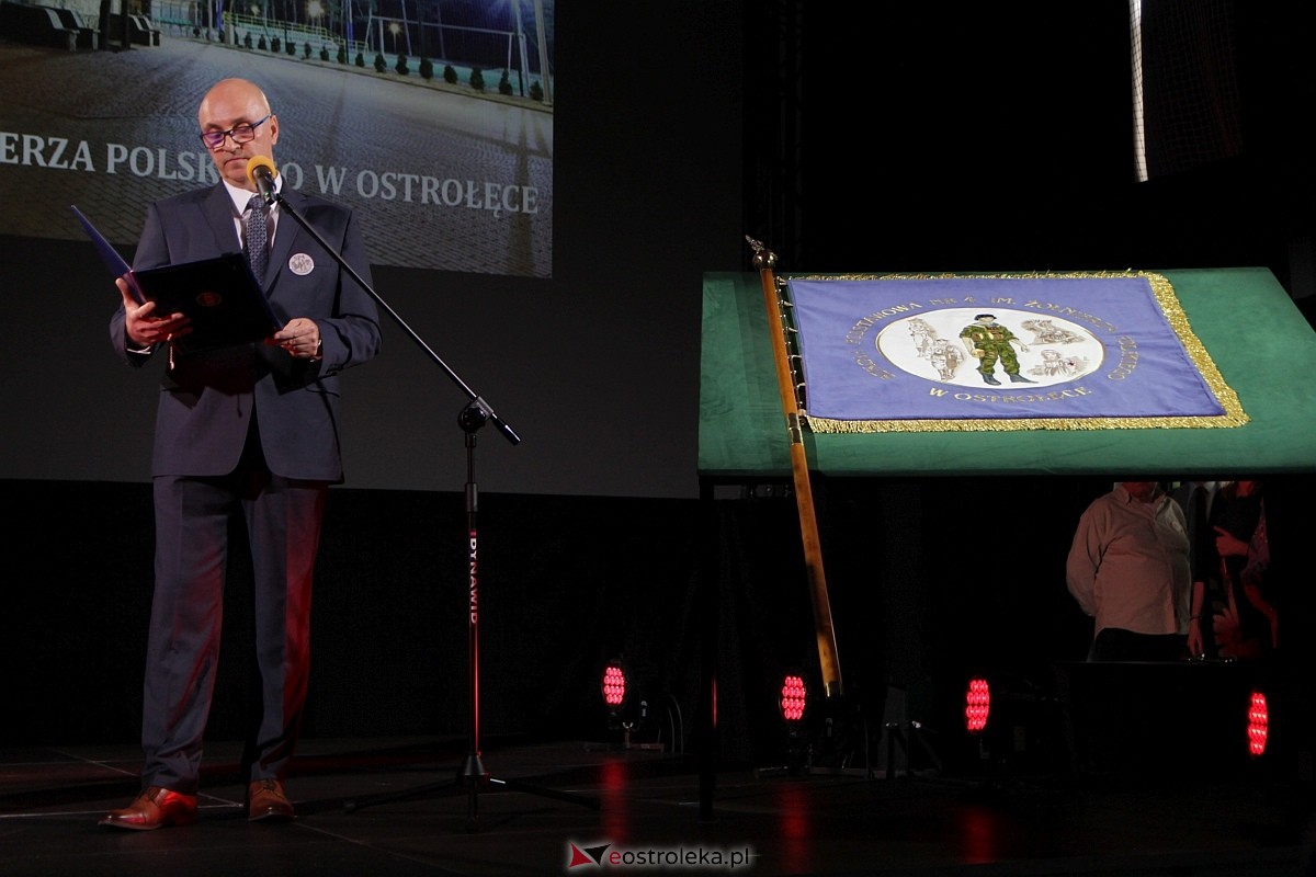 Uroczystość nadania imienia i przekazania sztandaru Szkole Podstawowej nr 4 [22.03.2024] - zdjęcie #136 - eOstroleka.pl