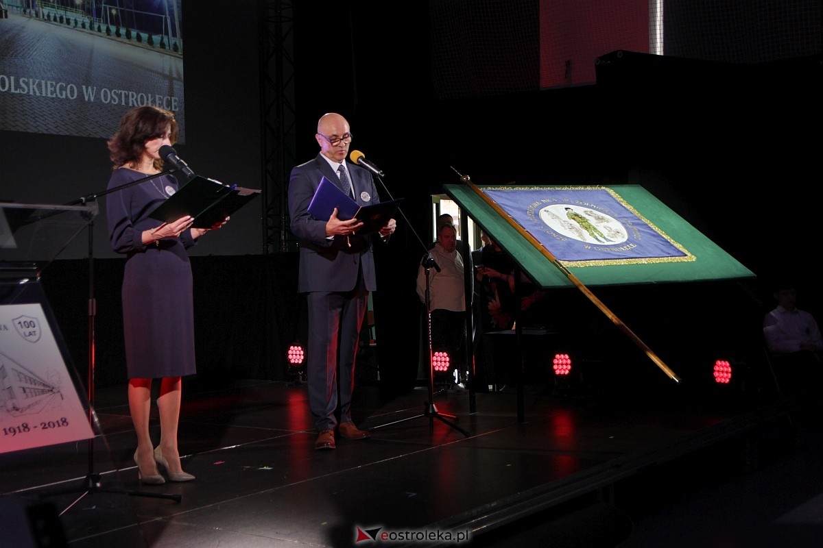 Uroczystość nadania imienia i przekazania sztandaru Szkole Podstawowej nr 4 [22.03.2024] - zdjęcie #135 - eOstroleka.pl