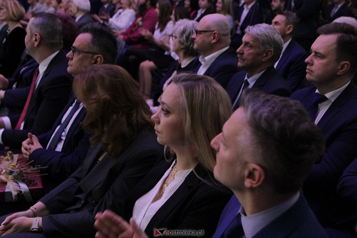 Uroczystość nadania imienia i przekazania sztandaru Szkole Podstawowej nr 4 [22.03.2024] - zdjęcie #133 - eOstroleka.pl