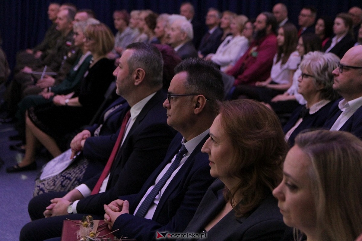 Uroczystość nadania imienia i przekazania sztandaru Szkole Podstawowej nr 4 [22.03.2024] - zdjęcie #132 - eOstroleka.pl