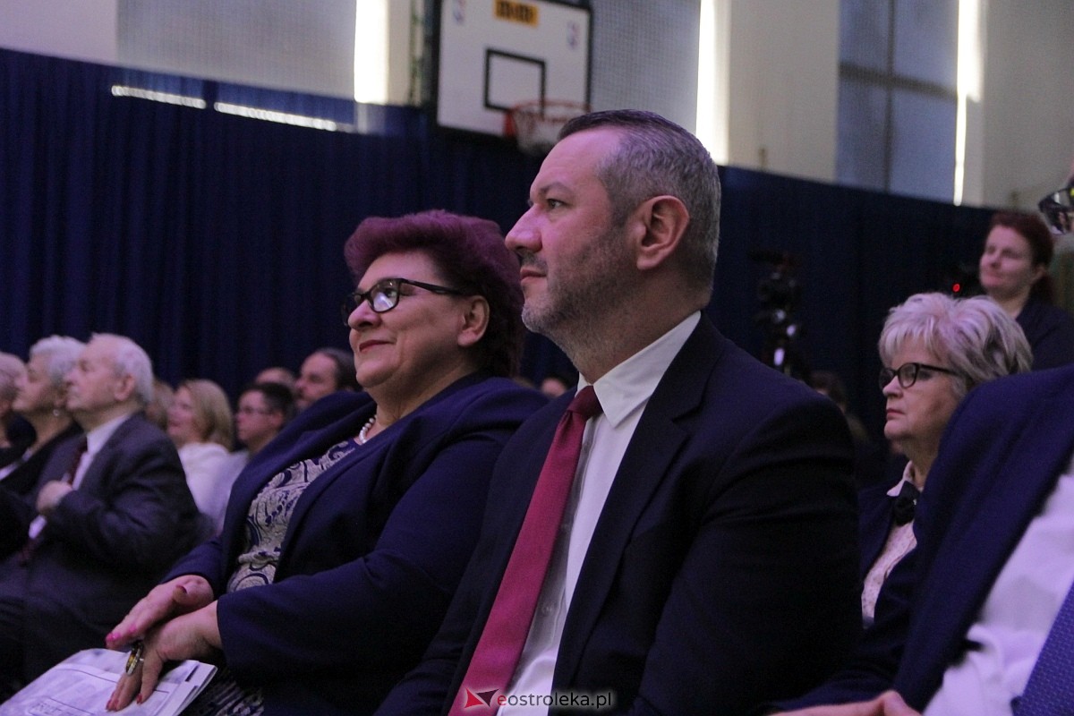 Uroczystość nadania imienia i przekazania sztandaru Szkole Podstawowej nr 4 [22.03.2024] - zdjęcie #130 - eOstroleka.pl