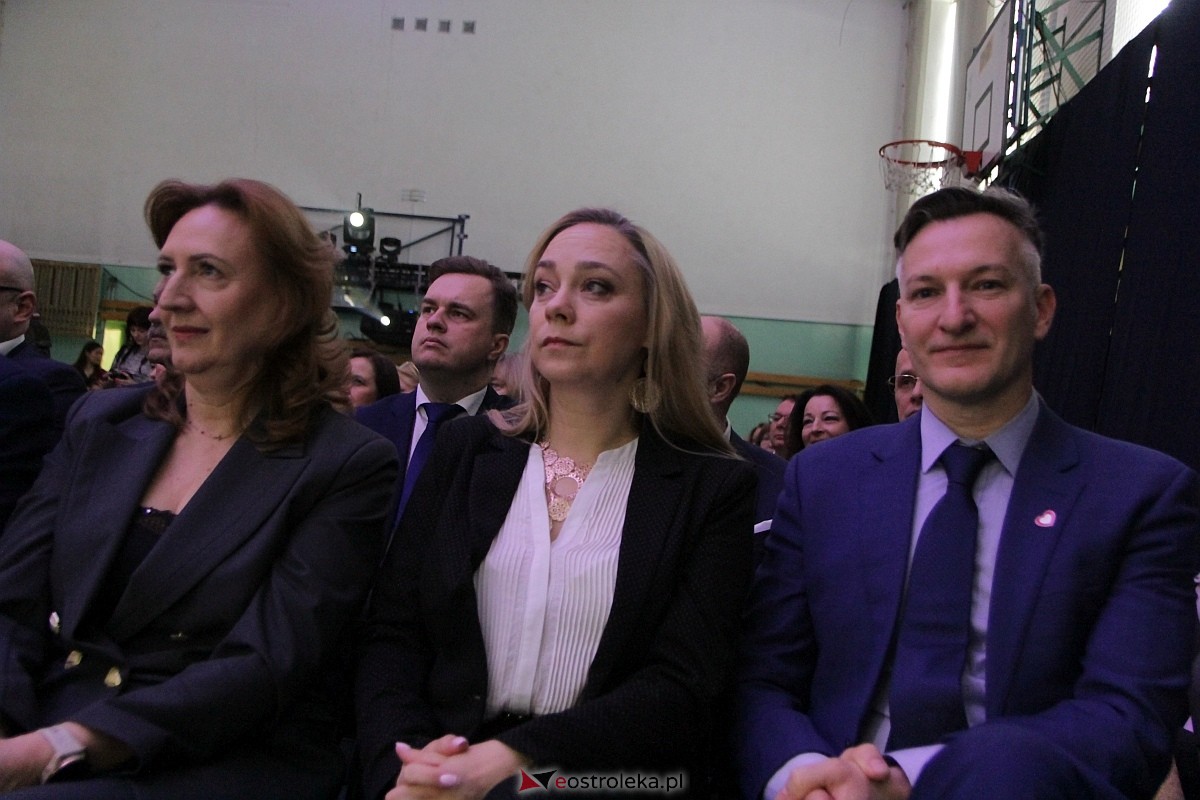 Uroczystość nadania imienia i przekazania sztandaru Szkole Podstawowej nr 4 [22.03.2024] - zdjęcie #128 - eOstroleka.pl