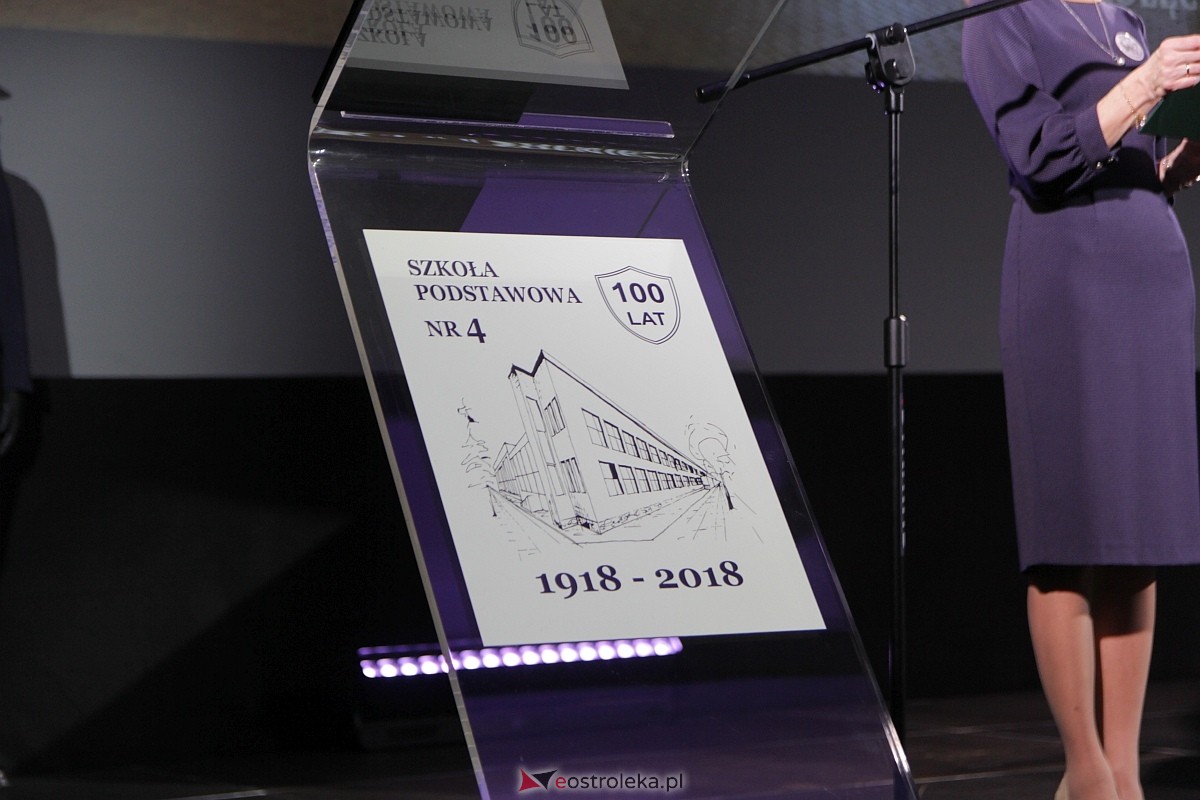 Uroczystość nadania imienia i przekazania sztandaru Szkole Podstawowej nr 4 [22.03.2024] - zdjęcie #120 - eOstroleka.pl