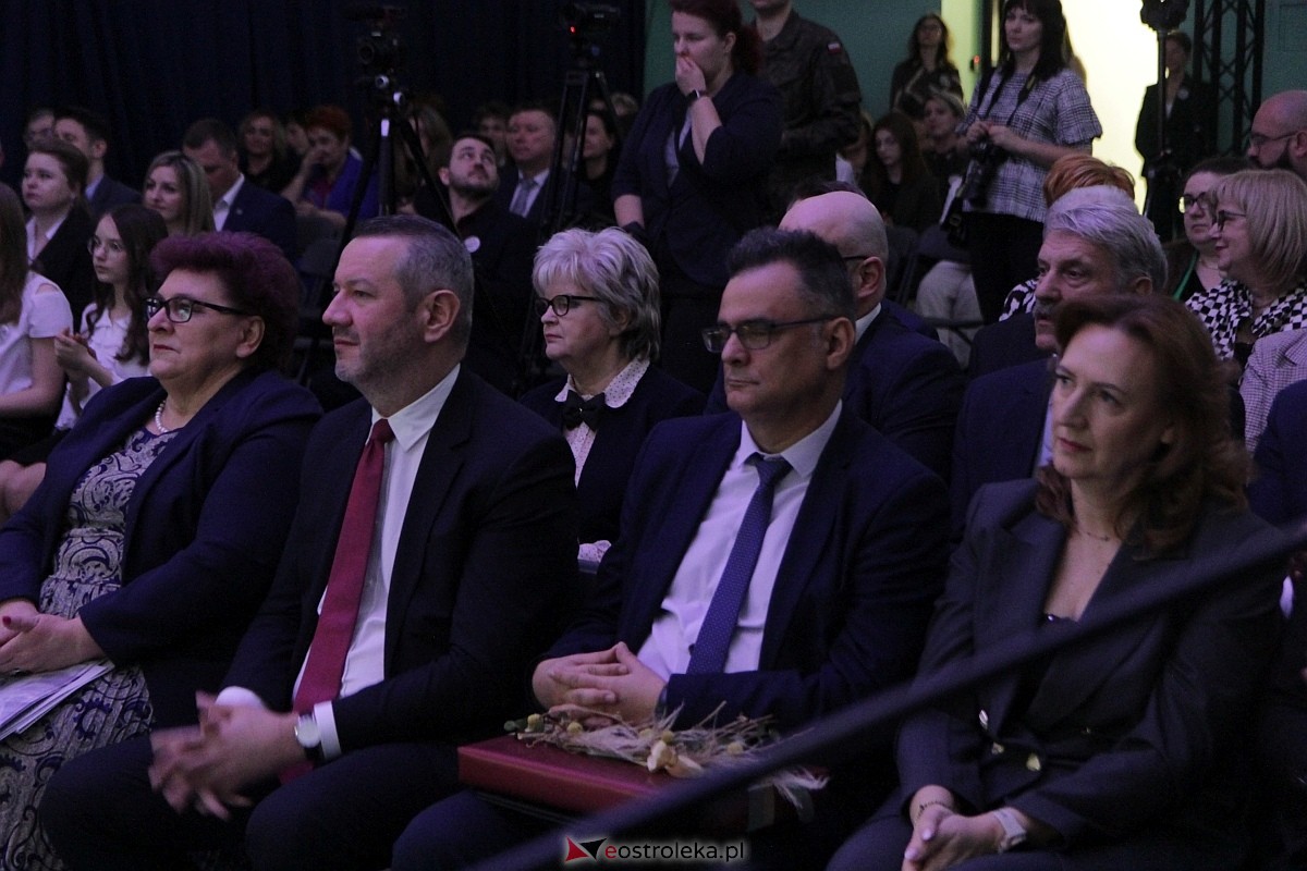 Uroczystość nadania imienia i przekazania sztandaru Szkole Podstawowej nr 4 [22.03.2024] - zdjęcie #114 - eOstroleka.pl